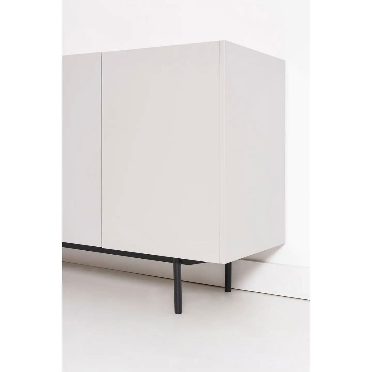 Pol Sideboard, grau lackierter Stein und Eichenfurnier, schwarze Metallbeine - Prime Möbel