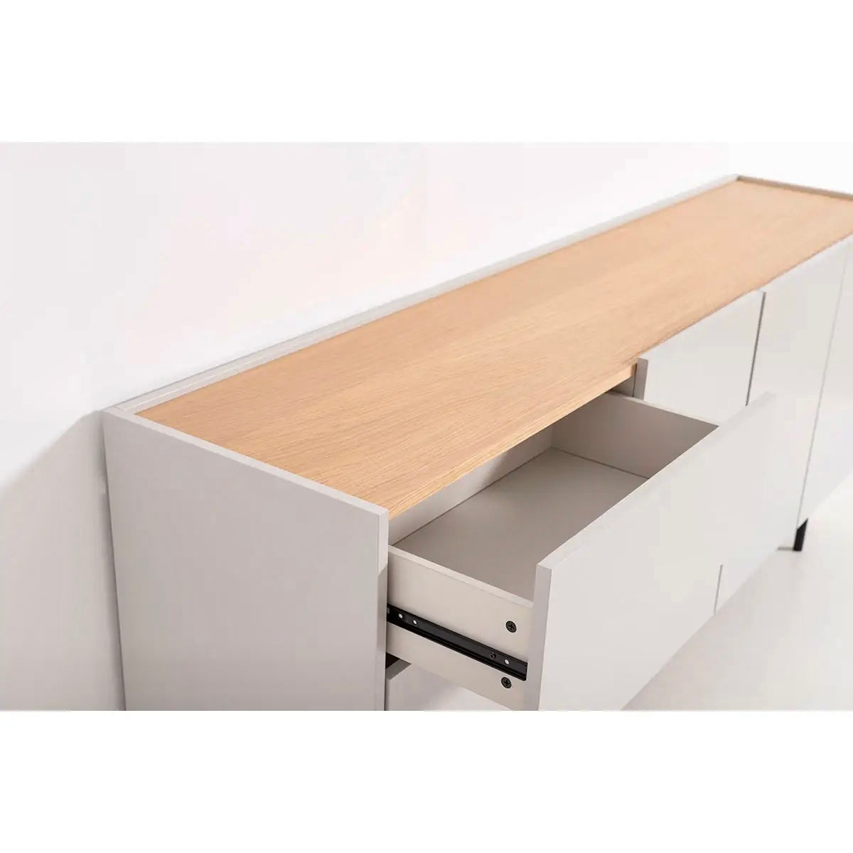 Pol Sideboard, grau lackierter Stein und Eichenfurnier, schwarze Metallbeine - Prime Möbel