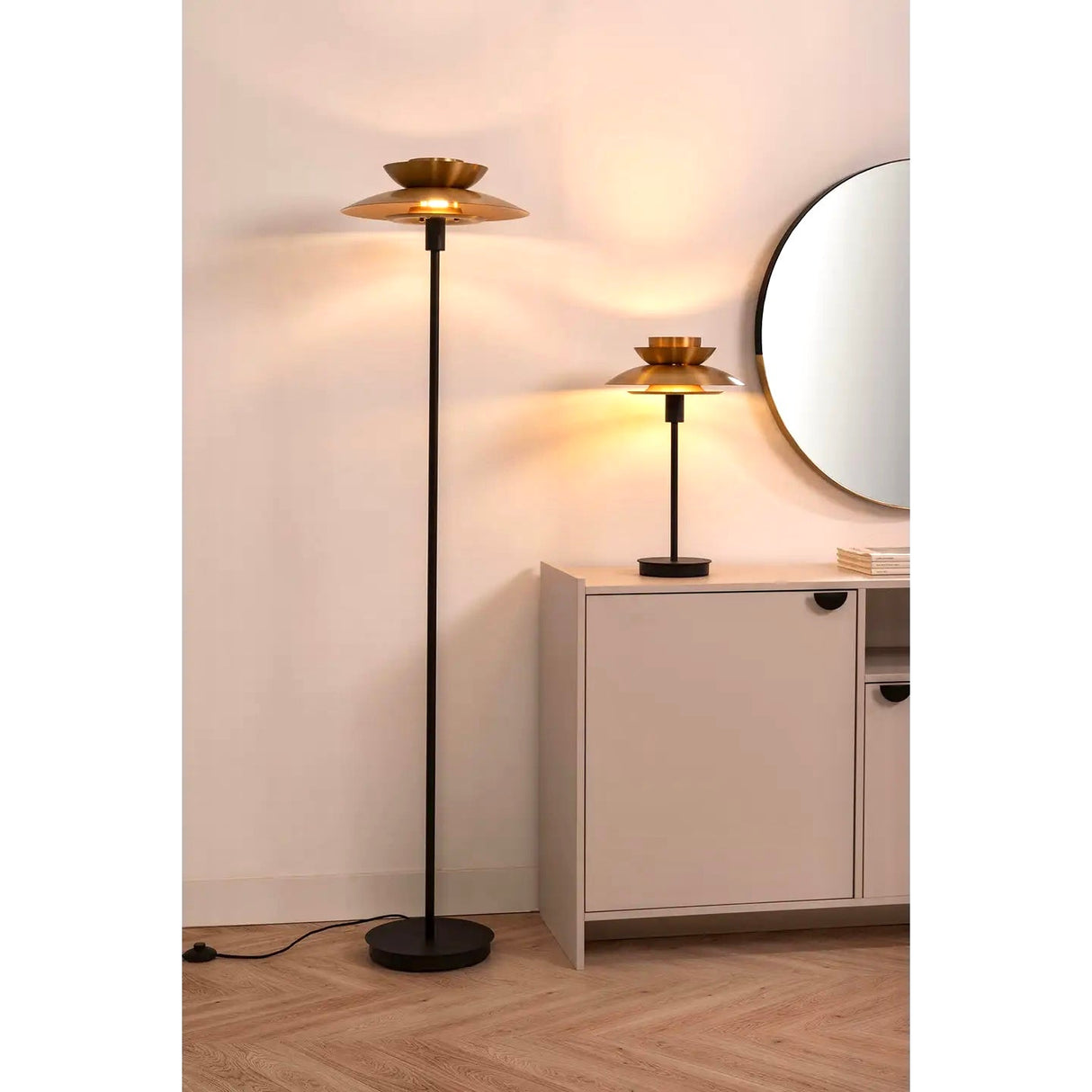 Tischlampe Dina, schwarzer Fuß, goldener Schirm. - Prime Möbel