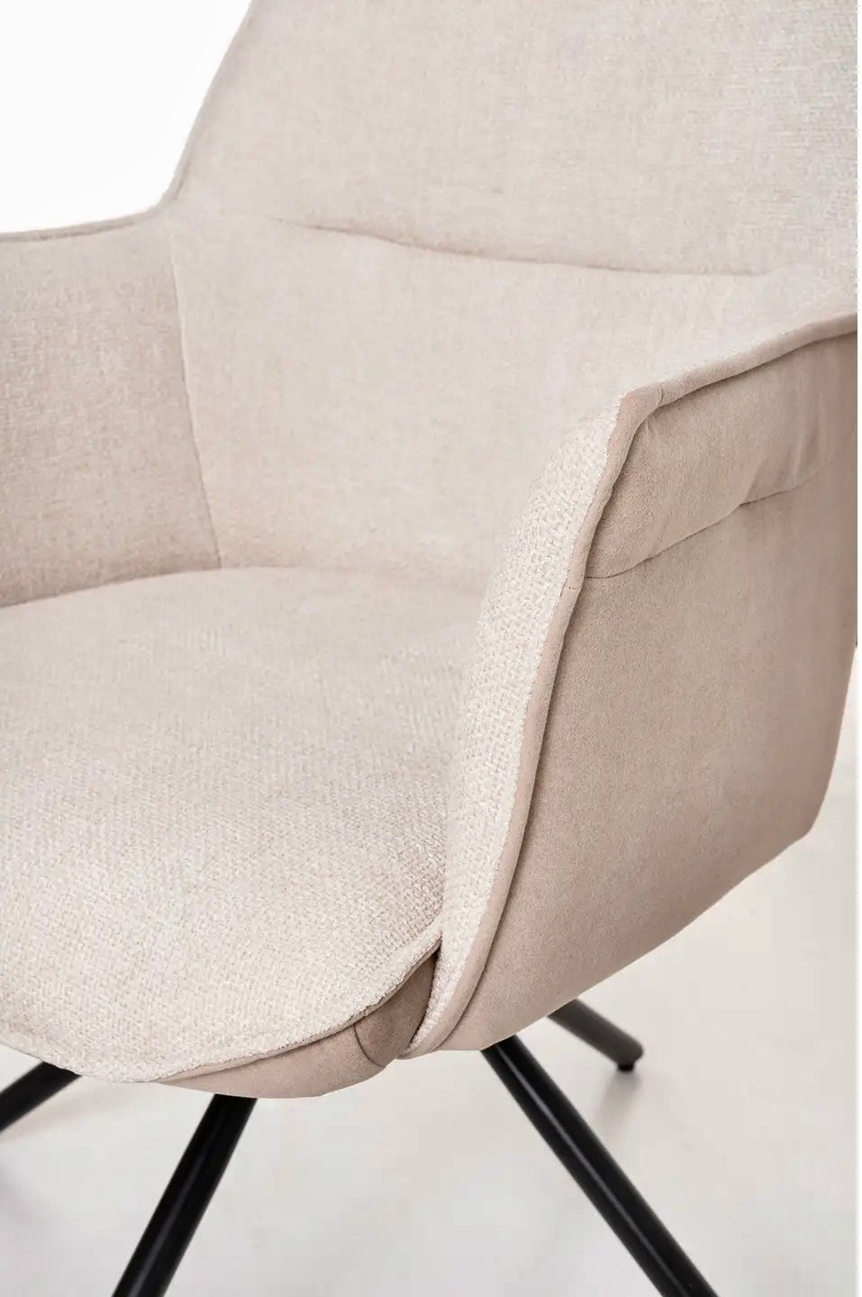 360º-Drehstuhl von Rose, beiger Polsterung, schwarze Metallbeine. - Prime Möbel