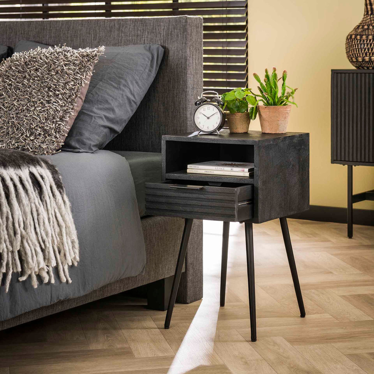 Nachttisch Marina – Mangoholz 60x35cm - Prime Möbel