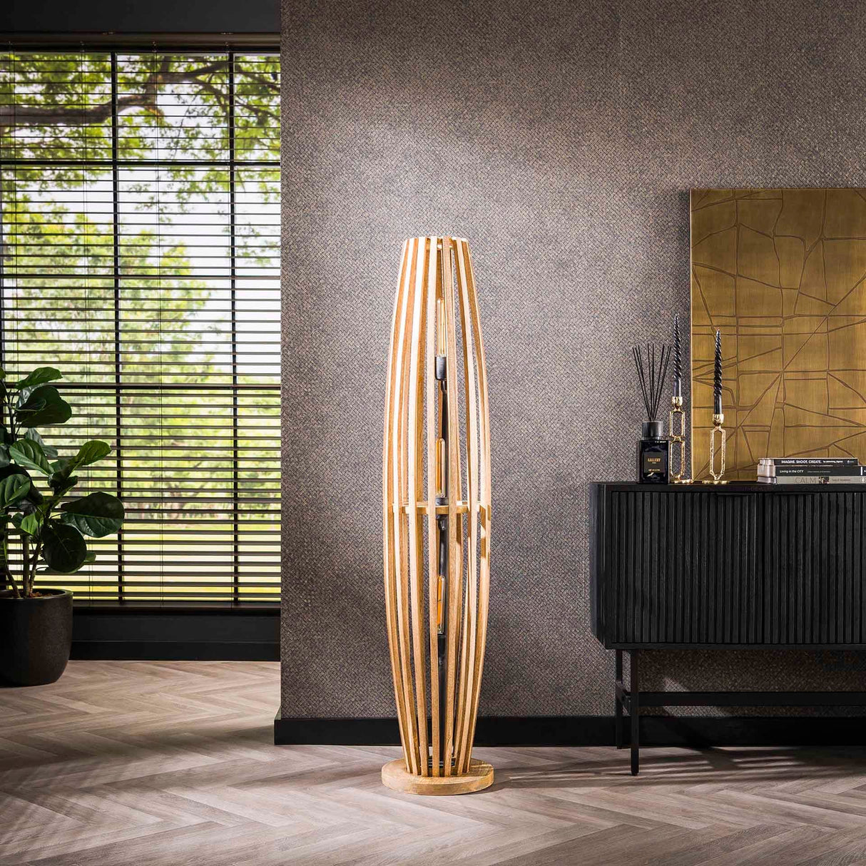 Stehleuchte ‘Orbit L’ – Natürliche Eleganz trifft auf modernes Design - Prime Möbel