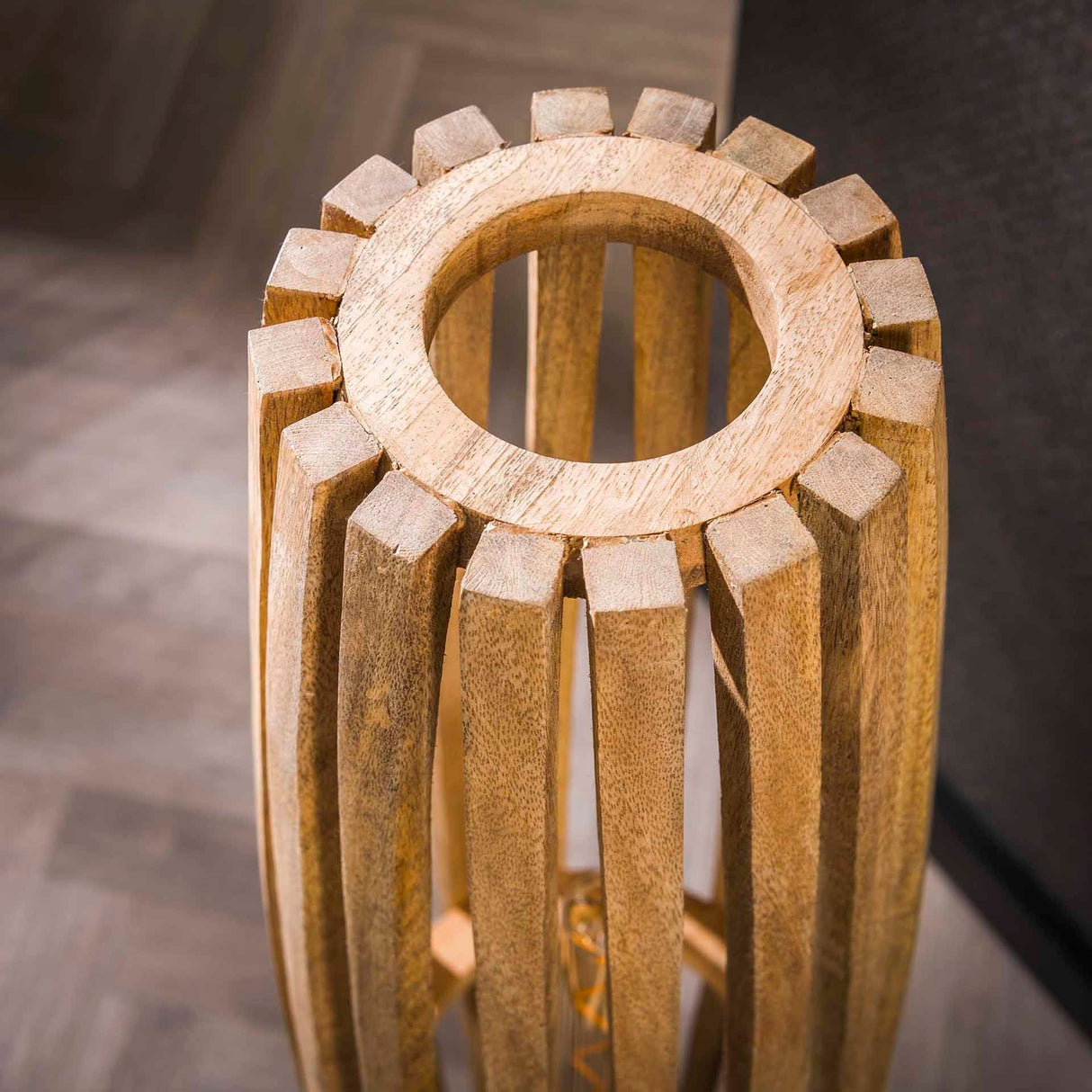 Stehleuchte ‘Orbit L’ – Natürliche Eleganz trifft auf modernes Design - Prime Möbel