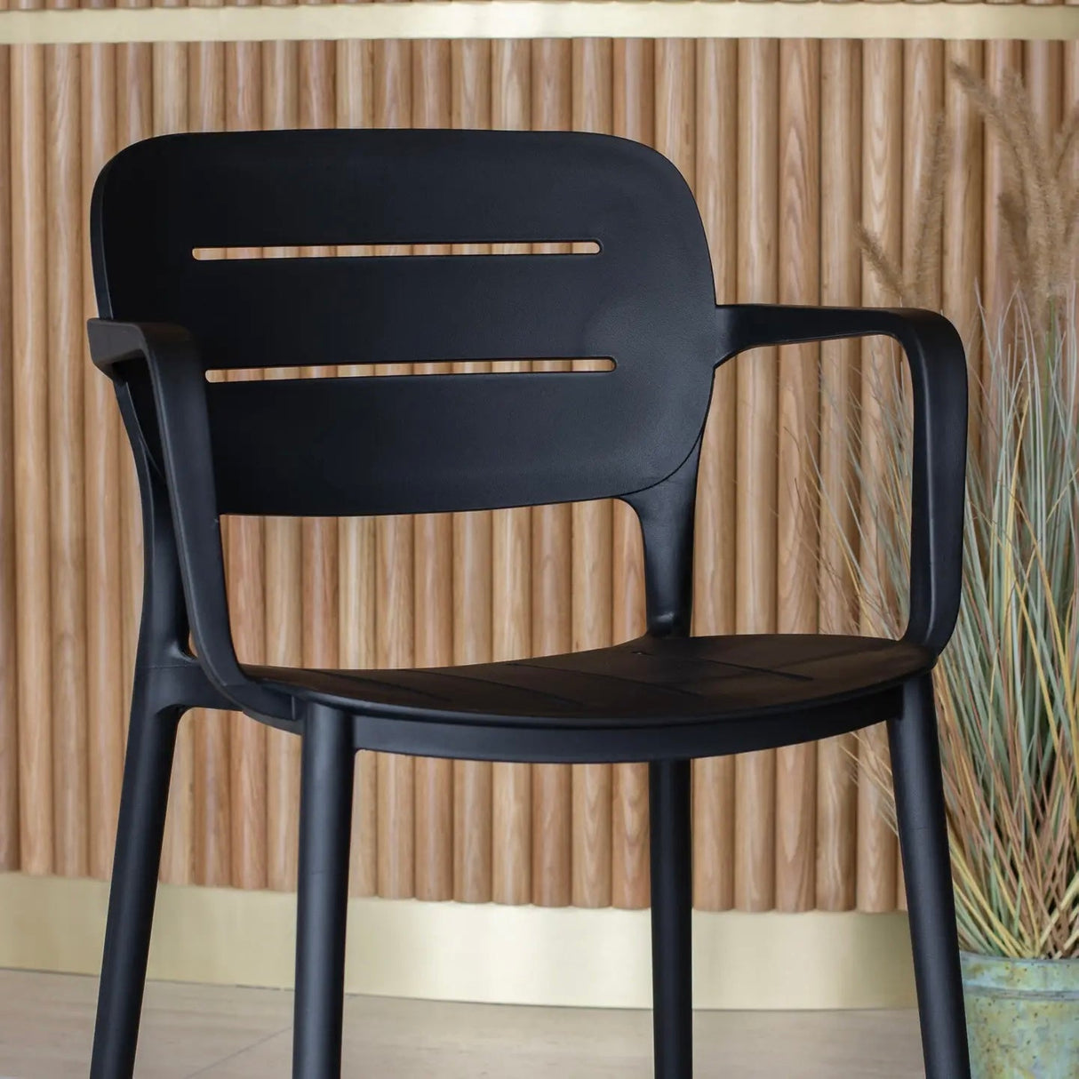 Set 4 Stapelstühlen Sunset – Schwarz ideal für den Außenbereich - Prime Möbel